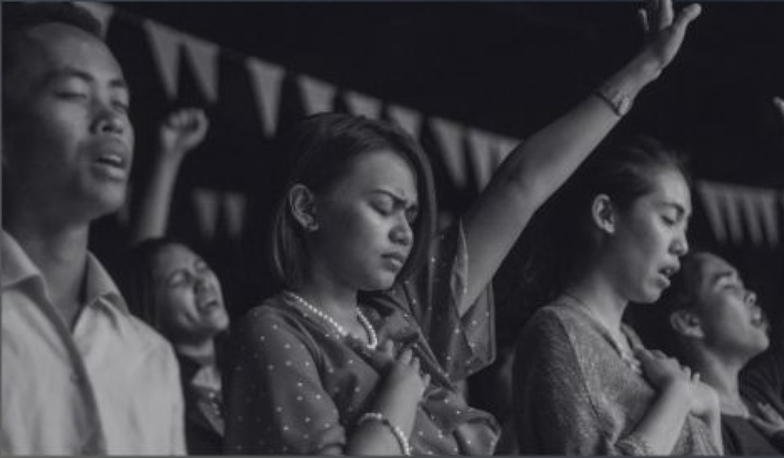 La congregación de 1ra de Adelanto durante el culto de adoración